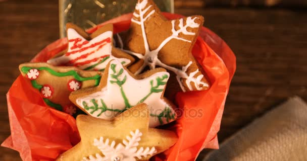 Biscoitos de gengibre de Natal na mesa de madeira — Vídeo de Stock