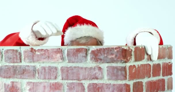 Santa claus klättra upp en skorsten — Stockvideo