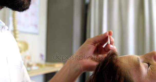 Physiotherapist giving acupuncture treatment to female patient — Stock Video