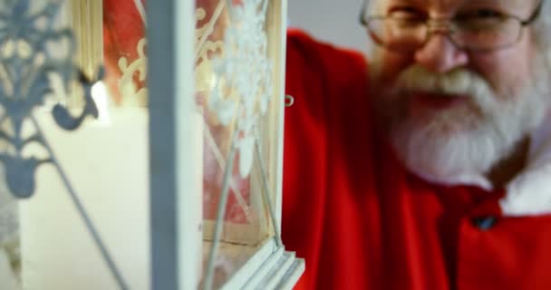 Санта-Клаус держит фонарь — стоковое видео