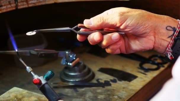 Handwerkerin bläst Fackel in Form von Metall — Stockvideo