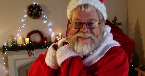 Санта Клаус несет мешок с подарком — стоковое видео