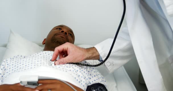 Médico examinando a un paciente — Vídeo de stock