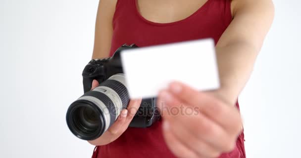 Fotógrafo mostrando tarjeta de visita — Vídeos de Stock