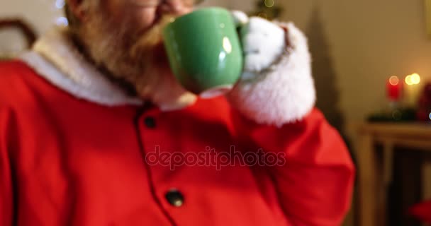 Jultomten med kaffe — Stockvideo