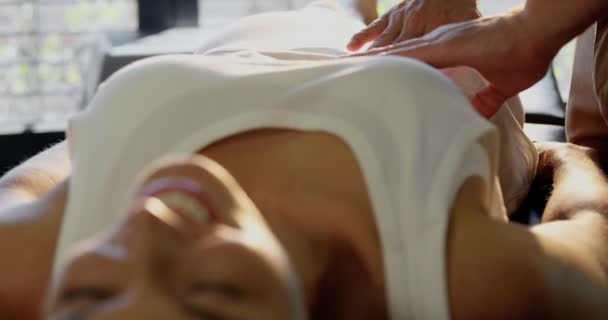 Fysiotherapeut geven maag massage aan een vrouwelijke patiënt — Stockvideo