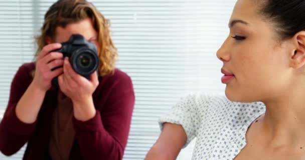 Женщина-модель позирует для модной съемки — стоковое видео