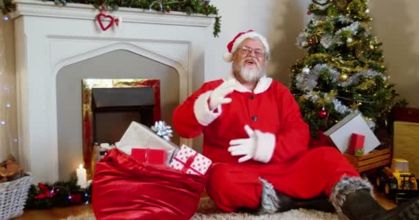 Санта Клаус сидит камин и поет — стоковое видео