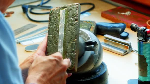 Artisanat travaillant en atelier — Video