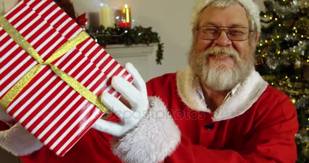 Santa claus holding gift box — Stock Video