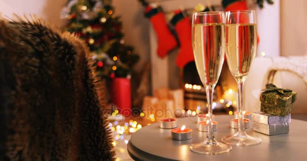 Champagne verres et coffret cadeaux sur la table — Video