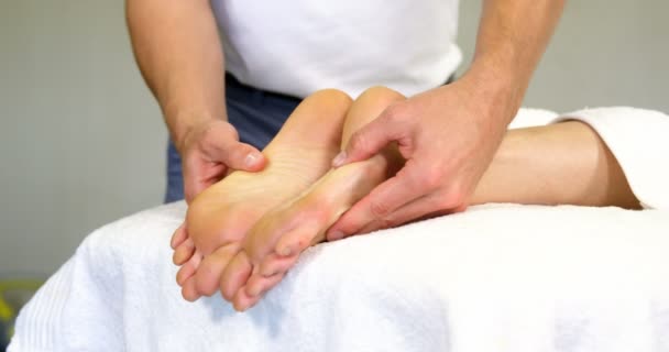 Physiothérapeute donnant massage des pieds à une femme — Video