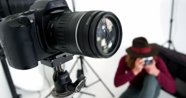 Fotógrafo tomando fotos con cámara profesional — Vídeos de Stock