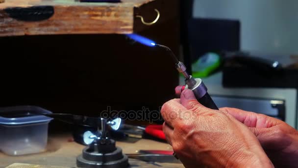 Craftswoman segítségével blowtorch — Stock videók