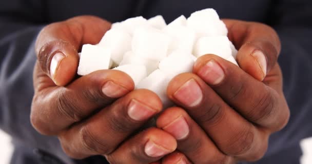 Hände eines Geschäftsmannes mit Zuckerwürfeln — Stockvideo