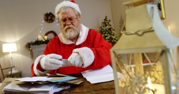 Der Weihnachtsmann liest einen Brief — Stockvideo