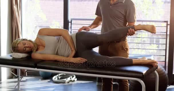 Чоловічий фізіотерапевт дає масаж ноги пацієнту — стокове відео