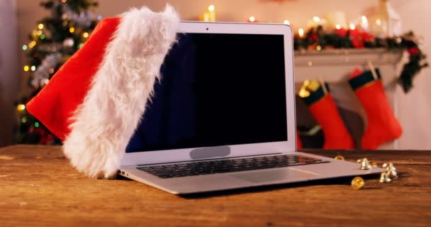 Klobouk Santa viset na laptop — Stock video