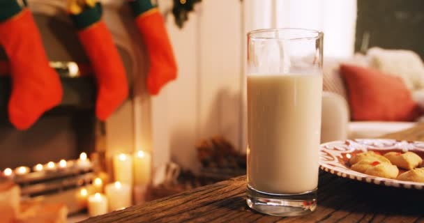 Пряникове печиво зі склянкою молока — стокове відео