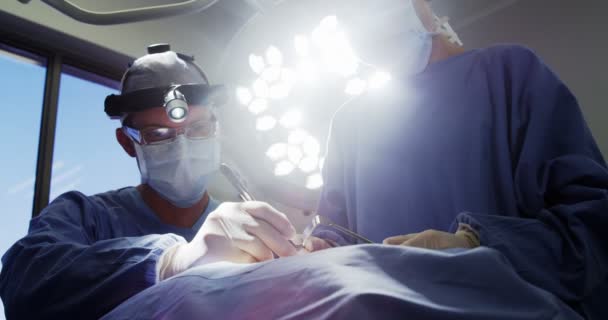 外科医が手術室で操作の実行 — ストック動画