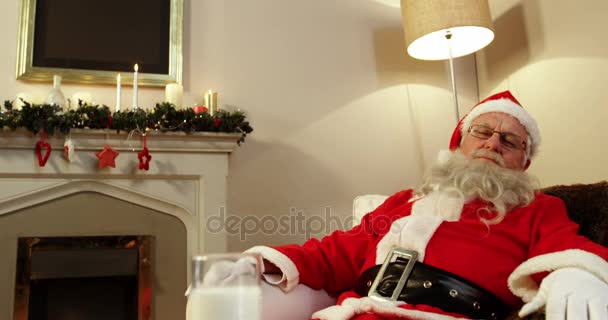 Santa Claus relajándose y durmiendo — Vídeos de Stock