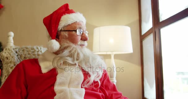 Santa Claus mirando por la ventana — Vídeos de Stock