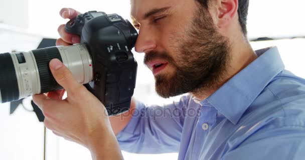 Fotógrafo tomando fotos con cámara profesional — Vídeos de Stock