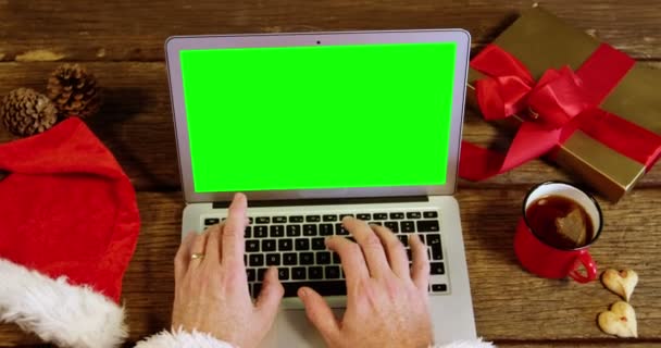 Papai Noel usando laptop — Vídeo de Stock