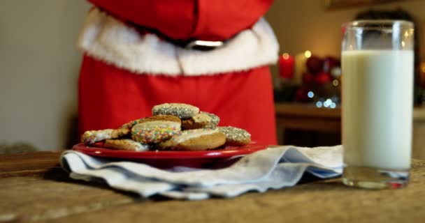 Weihnachtsmann mit süßem Essen — Stockvideo