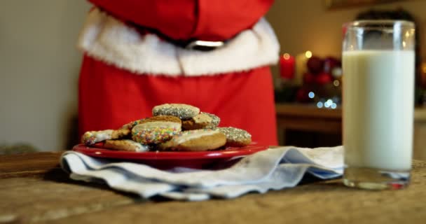 Père Noël ayant des aliments sucrés — Video