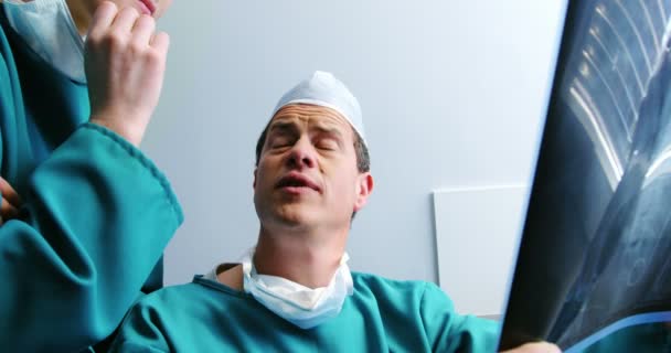X 線で議論の外科医 — ストック動画
