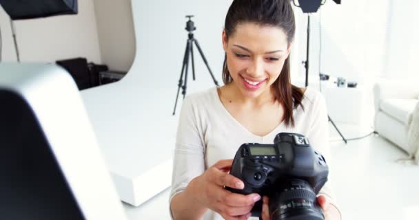 Fotograf na kameru při pohledu na fotografie — Stock video