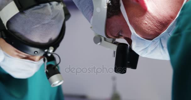 Cirurgiões realizando operação na sala de operação — Vídeo de Stock