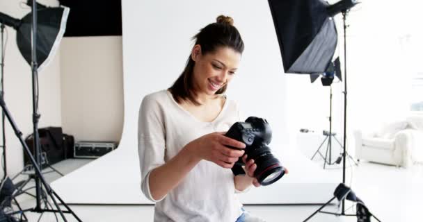 Fotógrafo olhando para fotos na câmera — Vídeo de Stock