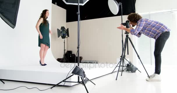 Modelo femenino posando para sesión de moda — Vídeo de stock