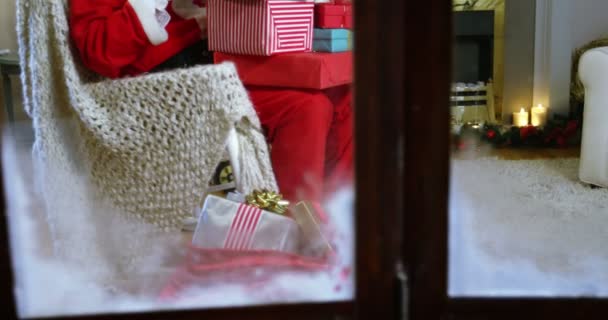 Papá Noel sosteniendo regalo de Navidad — Vídeos de Stock