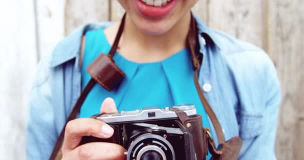 Портрет фотографа налаштування об'єктива камери — стокове відео