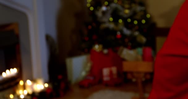 Santa claus met vinger op lippen — Stockvideo