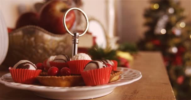 Różne świąteczne desery na talerzu — Wideo stockowe