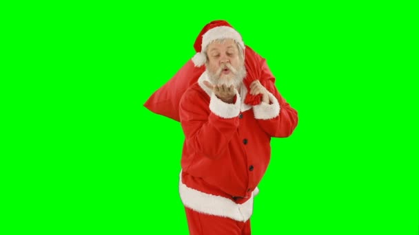 Santa Claus sosteniendo saco y dando un beso volador — Vídeo de stock