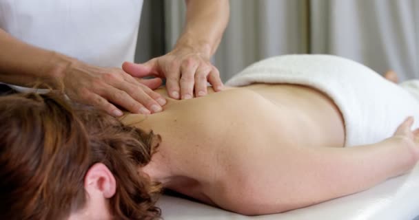 Fisioterapeuta devolvendo massagem a uma mulher — Vídeo de Stock