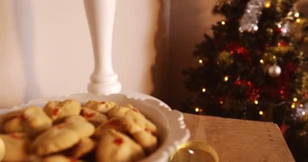 Πιάτο των Χριστουγέννων cookies σε ξύλινο τραπέζι — Αρχείο Βίντεο