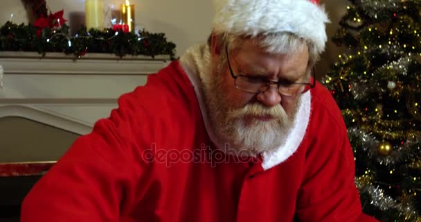 Sonriente santa claus durante la época de Navidad — Vídeos de Stock