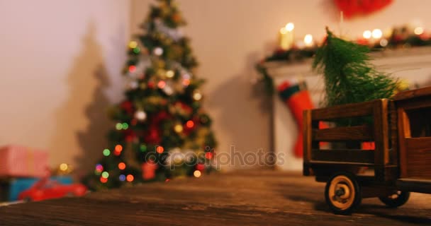 Camião de brinquedo carregando uma árvore de Natal — Vídeo de Stock