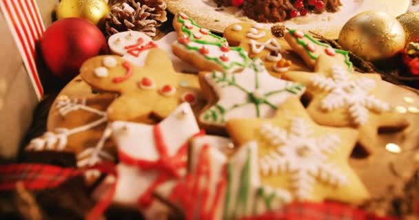 様々 なクリスマスのデザートとプレゼント — ストック動画