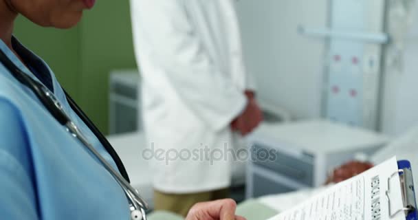 Médico femenino llenando formulario de seguro médico — Vídeos de Stock