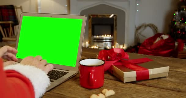 Санта Клаус використовує ноутбук — стокове відео
