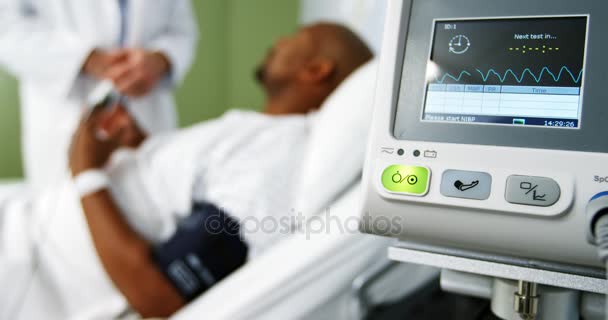 Primo piano del monitoraggio della frequenza cardiaca in terapia intensiva — Video Stock