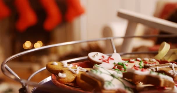 ボウルにクリスマスのジンジャーブレッドのクッキー — ストック動画