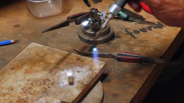 Craftswoman ring met behulp van steekvlam knutselen — Stockvideo